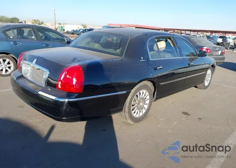 2008 Lincoln Town Car Signature L from USA, damaged, VIN 2LNHM85WX8X636193